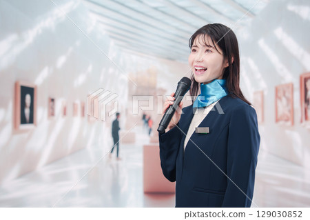 一位女士在藝術博物館發表評論 一位女士在藝術博物館發表評論 129030852