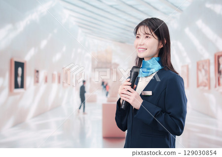 一位女士在藝術博物館發表評論 129030854