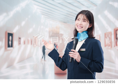 一位女士在藝術博物館發表評論 129030856