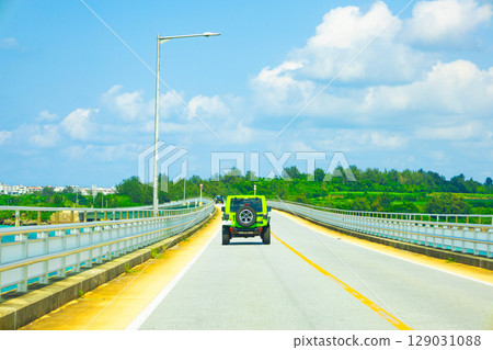 A resort drive across the beautiful Miyako blue sea and the Irabu Bridge connecting Miyako Island and Irabu Island (Miyakojima City, Okinawa Prefecture) 129031088