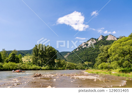 Mount Trzy Korony in Pieniny (Poland) Mount Trzy Korony in Pieniny (Poland) 129031405