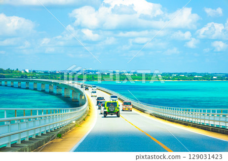 A resort drive across the beautiful Miyako blue sea and cityscape, and the Irabu Bridge connecting Miyako Island and Irabu Island (Miyakojima City, Okinawa Prefecture) 129031423