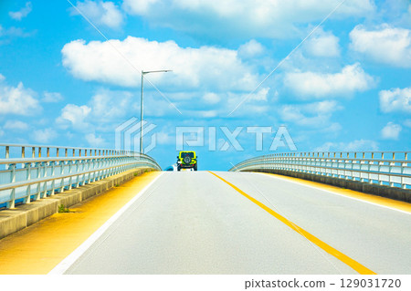 A drive up the steep slopes of the Irabu Bridge, which connects Miyako Island and Irabu Island, with the beautiful Miyako blue sea and cityscape (Miyakojima City, Okinawa Prefecture) 129031720