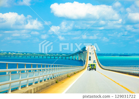 沿著美麗的宮古藍色大海和城市景觀以及連接宮古島和伊良部島的伊良部大橋（沖繩縣宮古島市）的度假路線行駛 129031722