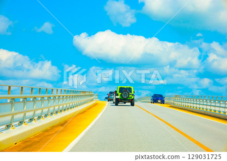 A resort drive across the beautiful Miyako blue sea and cityscape, and the Irabu Bridge connecting Miyako Island and Irabu Island (Miyakojima City, Okinawa Prefecture) 129031725