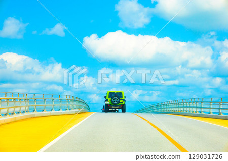 A resort drive across the beautiful Miyako blue sea and cityscape, and the Irabu Bridge connecting Miyako Island and Irabu Island (Miyakojima City, Okinawa Prefecture) 129031726