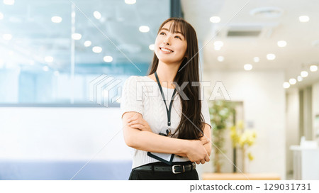 Smiling woman with folded arms, businesswoman 129031731
