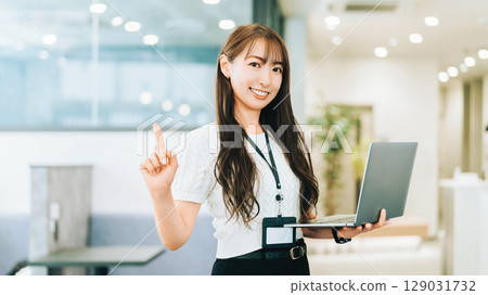 帶筆記型電腦的女人/女商人 129031732
