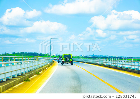 A resort drive across the beautiful Miyako blue sea and cityscape, and the Irabu Bridge connecting Miyako Island and Irabu Island (Miyakojima City, Okinawa Prefecture) 129031745