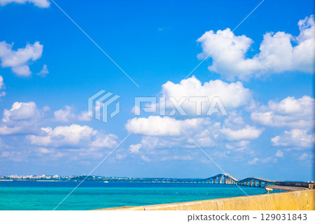 沿著美麗的宮古藍色大海和城市景觀以及連接宮古島和伊良部島的伊良部大橋（沖繩縣宮古島市）的度假路線行駛 129031843