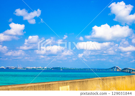 A resort drive across the beautiful Miyako blue sea and cityscape, and the Irabu Bridge connecting Miyako Island and Irabu Island (Miyakojima City, Okinawa Prefecture) 129031844