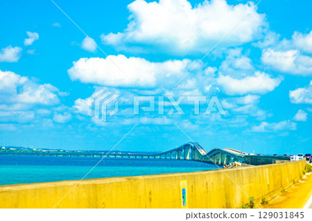 A resort drive across the beautiful Miyako blue sea and cityscape, and the Irabu Bridge connecting Miyako Island and Irabu Island (Miyakojima City, Okinawa Prefecture) 129031845