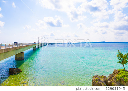 A resort drive across the beautiful Miyako blue sea and cityscape, and the Irabu Bridge connecting Miyako Island and Irabu Island (Miyakojima City, Okinawa Prefecture) 129031945