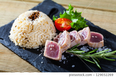 Tuna tataki with rice 129032269