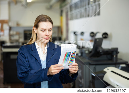 Portrait of a happy woman with color chart in her hand 129032397