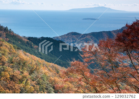 A spectacular view from the Yugawara Tsubaki Line: the autumn foliage of the mountains and Hatsushima Island floating in Sagami Bay. A spectacular view from the Yugawara Tsubaki Line: the autumn foliage of the mountains and Hatsushima Island floating in Sagami Bay. 129032762