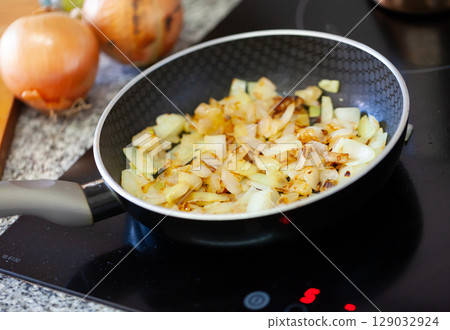 Frying pan with sliced onion Frying pan with sliced onion 129032924