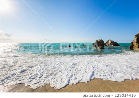 Blue sea wave with white foam 129034410