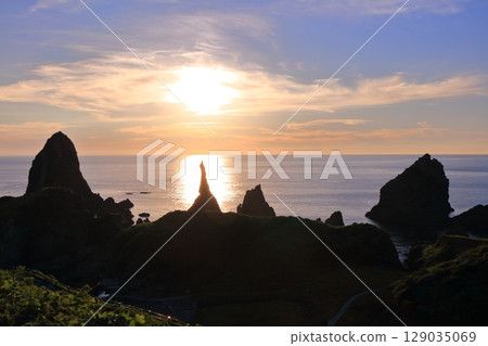 [島根縣]國賀海岸的觀音岩和日落（隱岐群島西之島） 129035069
