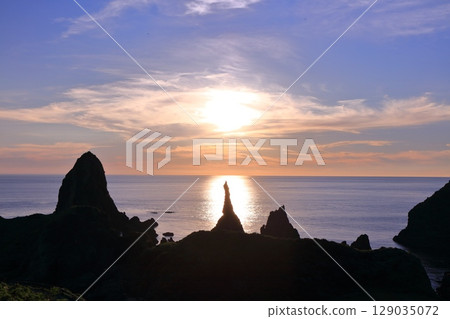 [島根縣]國賀海岸的觀音岩和日落（隱岐群島西之島） 129035072
