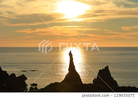 [島根縣]國賀海岸的觀音岩和日落（隱岐群島西之島） 129035075