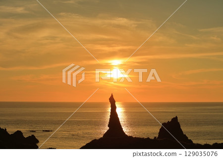 [島根縣]國賀海岸的觀音岩和日落（隱岐群島西之島） 129035076