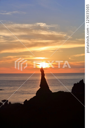 [Shimane Prefecture] Kannon Rock and sunset at Kuniga Coast (Nishinoshima, Oki Islands) 129035085