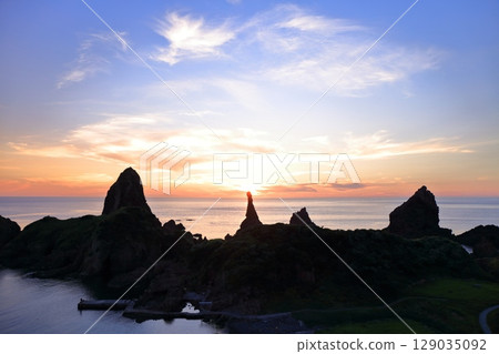 [Shimane Prefecture] Kannon Rock and sunset at Kuniga Coast (Nishinoshima, Oki Islands) 129035092