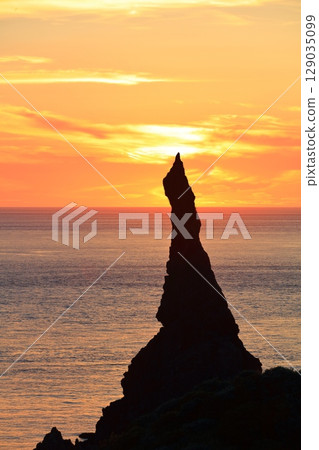 [Shimane Prefecture] Kannon Rock and sunset at Kuniga Coast (Nishinoshima, Oki Islands) 129035099