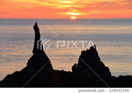 [Shimane Prefecture] Kannon Rock and sunset at Kuniga Coast (Nishinoshima, Oki Islands) 129035104