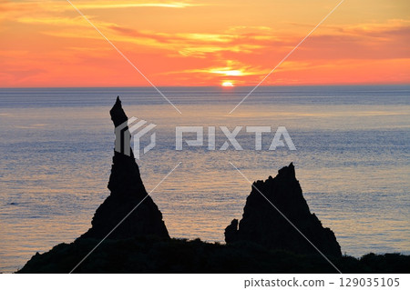 [Shimane Prefecture] Kannon Rock and sunset at Kuniga Coast (Nishinoshima, Oki Islands) 129035105