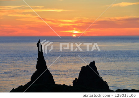 [Shimane Prefecture] Kannon Rock and sunset at Kuniga Coast (Nishinoshima, Oki Islands) 129035106