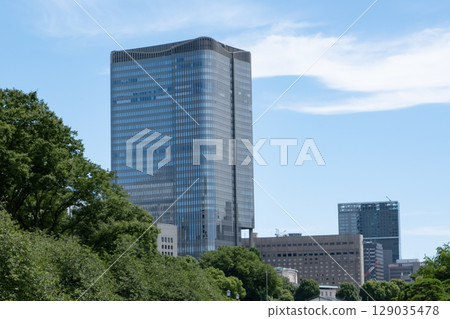 Skyscrapers seen from the square in front of the Imperial Palace 129035478