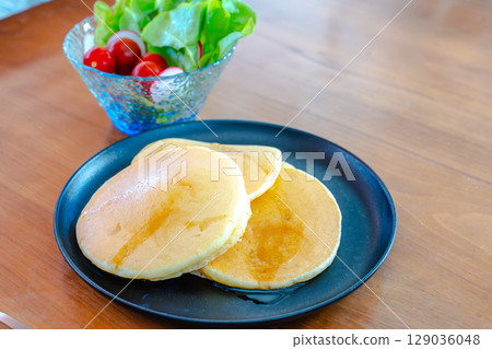 清爽的早餐桌，有煎餅和沙拉 129036048