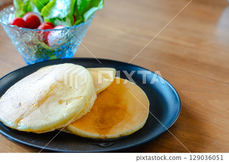 清爽的早餐桌,有煎餅和沙拉 清爽的早餐桌,有煎餅和沙拉 129036051