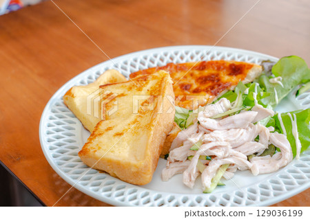 早餐盤包括法式吐司、沙拉雞肉和披薩 129036199