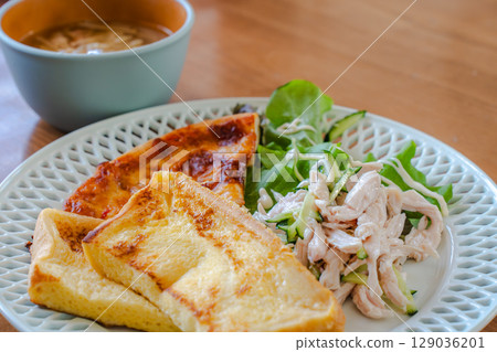 早餐盤包括法式吐司、沙拉雞肉和披薩 129036201