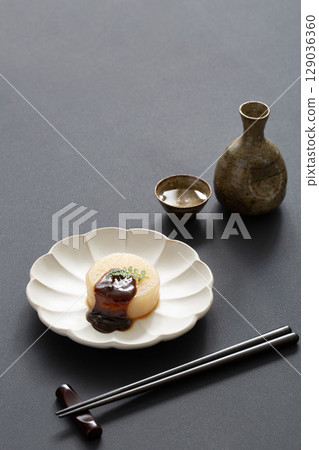 Boiled radish and sake 129036360