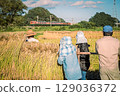 A scene of the 165 series train running on the Shinano Railway and local people 129036372