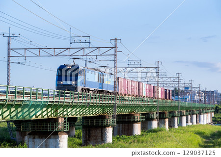 [中央線] 假日貨運列車經過玉川橋 129037125