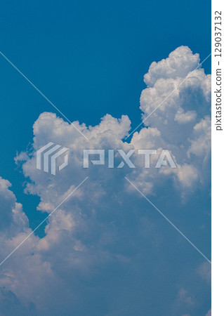 Blue sky and white cumulonimbus clouds Blue sky and white cumulonimbus clouds 129037132
