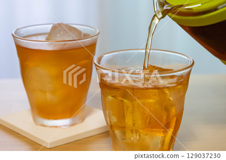 pouring iced tea pouring iced tea 129037230