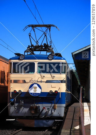 Oigawa Railway E31 class locomotive hauling Blue Train Express at the retro Shin-Kanaya Station (Photo taken on July 20, 2025) 129037859