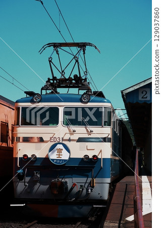 大井川鐵道E31級機車牽引藍色列車特快在復古的新金谷站（照片拍攝於2025年7月20日） 129037860