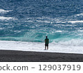 誘餌漁夫和洶湧的海浪 129037919