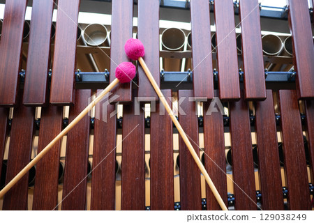 馬林巴琴和頂部的紅色木槌 129038249