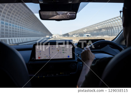 一輛裝有導航系統的汽車在高速公路上行駛 一輛裝有導航系統的汽車在高速公路上行駛 129038515