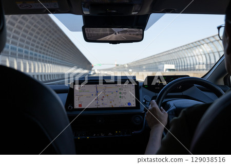 一輛裝有導航系統的汽車在高速公路上行駛 一輛裝有導航系統的汽車在高速公路上行駛 129038516