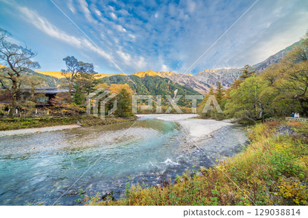 Beautiful autumn scenery of Kamikochi in Nagano Prefecture 129038814