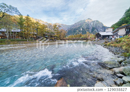 長野縣上高地美麗的秋日風景 129038827